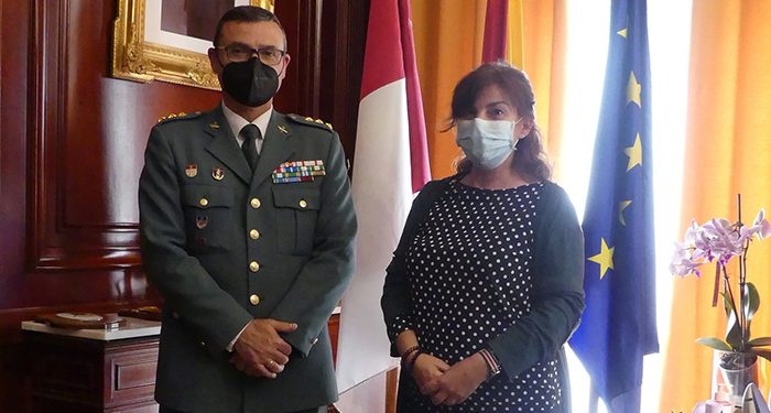 La subdelegada del Gobierno recibe al coronel Segura, que deja la Comandancia de la Guardia Civil de Guadalajara para incorporarse a su nuevo destino