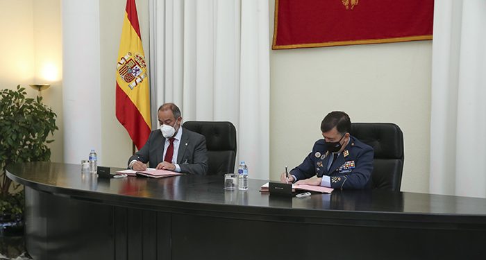 La UCLM y el Ejército del Aire firman un convenio para el desarrollo de actividades en el ámbito del proyecto de la Base Área Conectada, Sostenible e Inteligente