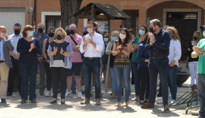 Alovera une con un minuto de silencio y tres días de luto oficial el recuerdo y condena de la vecina asesinada por su pareja 