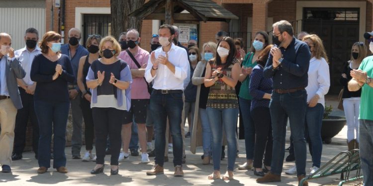 Alovera une con un minuto de silencio y tres días de luto oficial el recuerdo y condena de la vecina asesinada por su pareja