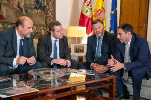 Page firma un convenio en materia de caminos y recibe el Proyecto de Singular Interés para el Parque Científico y Tecnológico de Economía Circular de Cuenca