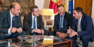 Page firma un convenio en materia de caminos y recibe el Proyecto de Singular Interés para el Parque Científico y Tecnológico de Economía Circular de Cuenca