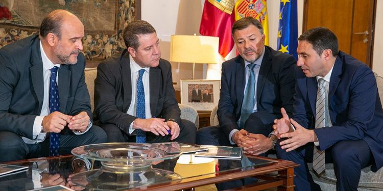 Page firma un convenio en materia de caminos y recibe el Proyecto de Singular Interés para el Parque Científico y Tecnológico de Economía Circular de Cuenca
