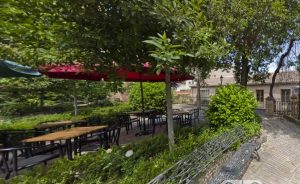 Podrás tomarte cañas en la caseta del guarda del parque de la Fuente de la Niña y el quiosco-bar del jardín de La Cotilla