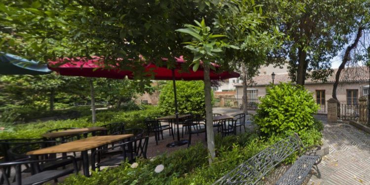 Podrás tomarte cañas en la caseta del guarda del parque de la Fuente de la Niña y el quiosco-bar del jardín de La Cotilla