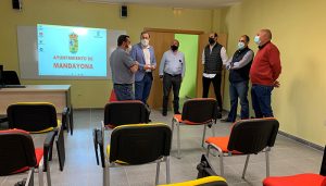 Robles visita el espacio de coworking de Mandayona que abre nuevas posibilidades para la generación de empleo en el municipio