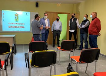 Robles visita el espacio de coworking de Mandayona que abre nuevas posibilidades para la generación de empleo en el municipio