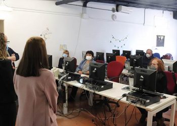 Seis mayores de 55 ya se reciclan en materia digital en el Centro Joven de Cabanillas con «Capacita TIC»