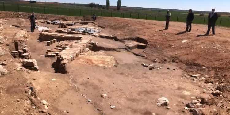 La alcaldesa de El Cañavate pide a la Diputación que invierta en una segunda fase de excavación y protección en las termas romanas