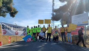 Una veintena de delegados y delegadas de GEACAM protestan ante el consejero de Desarrollo Sostenible para exigir que rectifique y dé marcha atrás a los recortes
