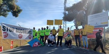 Una veintena de delegados y delegadas de GEACAM protestan ante el consejero de Desarrollo Sostenible para exigir que rectifique y dé marcha atrás a los recortes