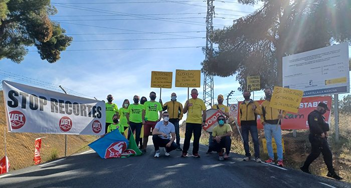 Una veintena de delegados y delegadas de GEACAM protestan ante el consejero de Desarrollo Sostenible para exigir que rectifique y dé marcha atrás a los recortes 1 Una veintena de delegados y delegadas de GEACAM protestan ante el consejero de Desarrollo Sostenible para exigir que rectifique y dé marcha atrás a los recortes