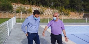 Álvaro Martínez Chana visita Jábaga donde la Institución provincial ha invertido 32.065 euros en las mejoras de la piscina municipal.