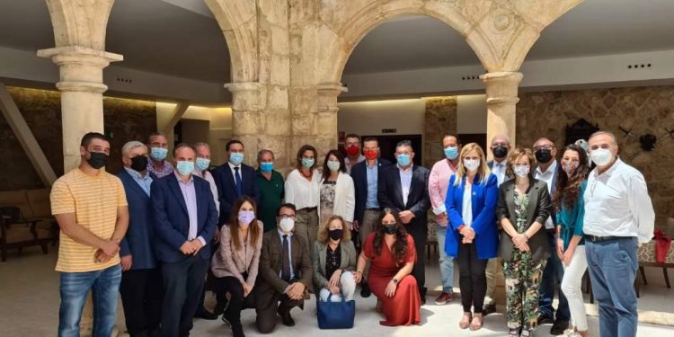 Teresa Ribera respalda el liderazgo de alcaldes y alcaldesas de Cuenca en la gestión y desarrollo de las estrategias para abordar el reto demográfico