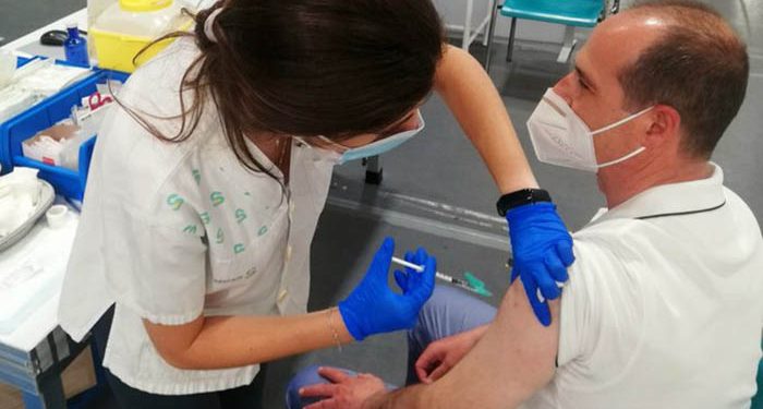 Alberto Rojo tiene un recuerdo especial al ser vacunado contra el covid 1 Alberto Rojo tiene un recuerdo especial al ser vacunado contra el covid