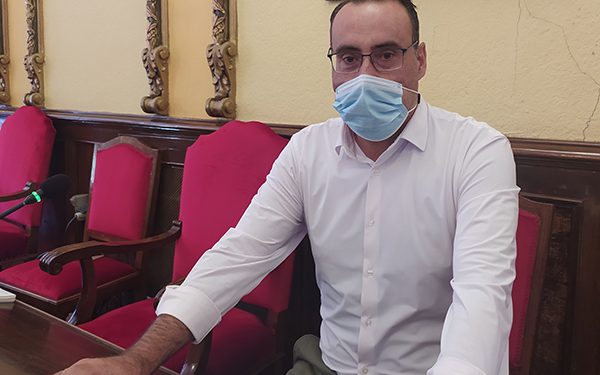 VOX sostiene que mantener el puesto del director general de Cultura “es un gasto innecesario, indigno, inmoral y un insulto a los vecinos de Guadalajara” 1 Antonio de Miguel