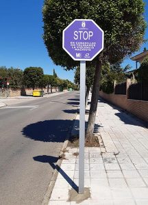 Cabanillas dice «STOP» a la violencia machista, con señales de tráfico en sus entradas