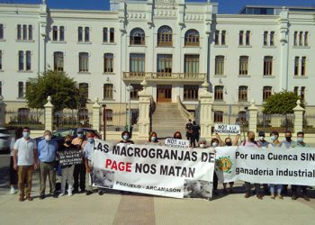 Cacerolada y pitos conquenses contra la ganadería industrial en la presentación de la Agenda 2030 castellanomanchega