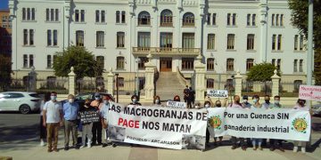 Cacerolada y pitos conquenses contra la ganadería industrial en la presentación de la Agenda 2030 castellanomanchega