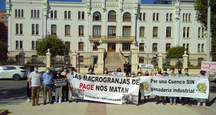 Cacerolada y pitos conquenses contra la ganadería industrial en la presentación de la Agenda 2030 castellanomanchega 1 Cacerolada y pitos conquenses contra la ganadería industrial en la presentación de la Agenda 2030 castellanomanchega