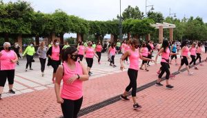 Despliegue de ritmos en la Clase Abierta de Zumba de la Plaza del Pueblo de Cabanillas