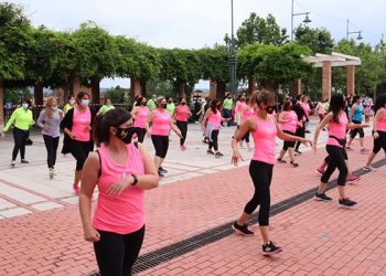 Despliegue de ritmos en la Clase Abierta de Zumba de la Plaza del Pueblo de Cabanillas