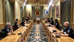 Dolz da la bienvenida a los seis futuros Policías Locales que hoy comienzan sus prácticas en Cuenca