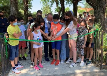 El aula del Centro Rural Agrupado ´La Encina´ de Cogolludo gana en seguridad con la instalación de un nuevo vallado perimetral
