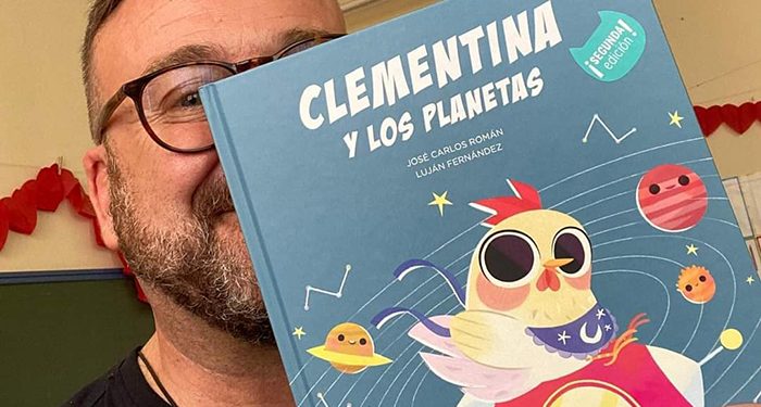 El escritor infantil José Carlos Román dedica su último libro «a los niños y niñas de Cabanillas»