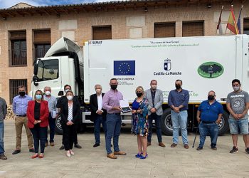El Gobierno regional contribuye a la sostenibilidad urbana de la Campiña Baja con la puesta en servicio de un camión de recogida de residuos sólidos