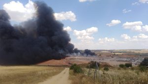 El PP exige a Chana responsabilidades por el incendio de su macrovertedero y alerta sobre la contaminación de agua y aire