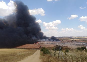 El PP exige a Chana responsabilidades por el incendio de su macrovertedero y alerta sobre la contaminación de agua y aire