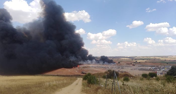 El PP exige a Chana responsabilidades por el incendio de su macrovertedero y alerta sobre la contaminación de agua y aire