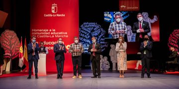 Emotivo homenaje a la comunidad educativa: “La educación ha vencido al virus en las aulas”