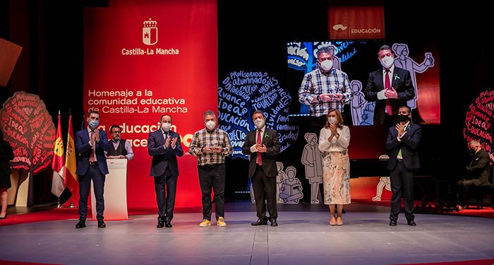 Emotivo homenaje a la comunidad educativa “La educación ha vencido al virus en las aulas”