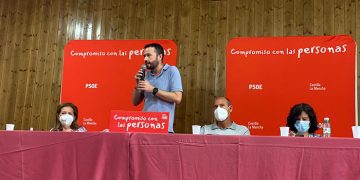 Escudero muestra en Mira “el orgullo y agradecimiento” al sistema público de salud regional con 1,7 millones de dosis administradas y la incidencia más baja del país