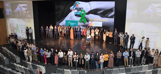 Eurocaja Rural dona 55.656 euros con motivo de su iniciativa solidaria contra la ELA 1 Eurocaja Rural dona 55.656 euros con motivo de su iniciativa solidaria contra la ELA