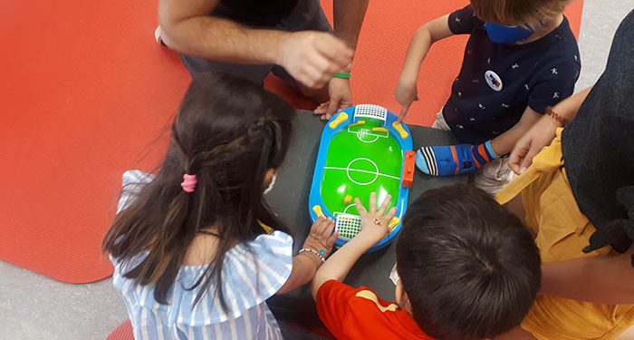 Investigadores de la UCLM prueban en un campamento de verano un tratamiento pionero en niños con hemiparesia