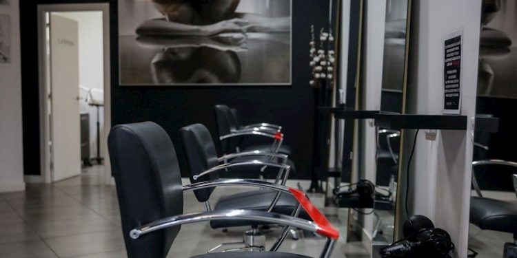 La Asociación de Peluquerías y Centros de Estética de Guadalajara ven injusto el veto del PSOE a la restitución de su IVA reducido