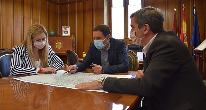 La Diputación de Cuenca y la Junta repasan el comienzo de las actuaciones del convenio que actuará en 31 caminos forestales 1 La Diputación de Cuenca y la Junta repasan el comienzo de las actuaciones del convenio que actuará en 31 caminos forestales