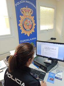 La Policía Nacional distribuirá a los ciudadanos de Guadalajara trípticos con consejos para evitar robos en viviendas