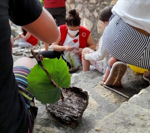 La tradicional suelta de barcos en el Júcar esta vez, con barcos biodegradables