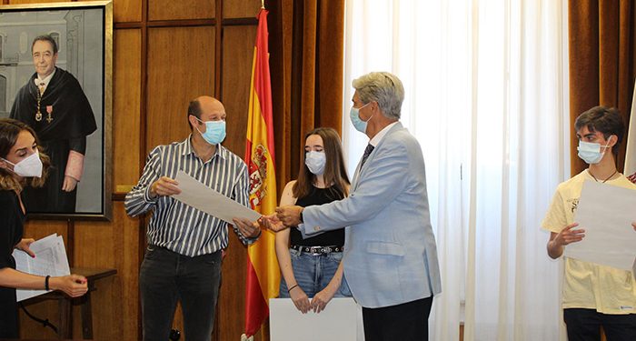 La UAH reconoce a Lucía Pérez García, del IES Arcipreste de Hita de Azuqueca de Henares, por su excelente nota en la EvAU