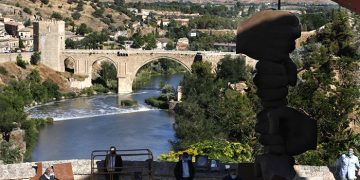 Las Cortes de Castilla-La Mancha homenajean con un monumento a las personas fallecidas por Covid-19 y al personal de los servicios esenciales