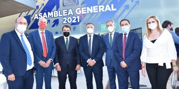 Los empresarios dan por amortizada la línea de tren convencional y piden convertirla en un corredor verde, más AVANT y servicio a demanda