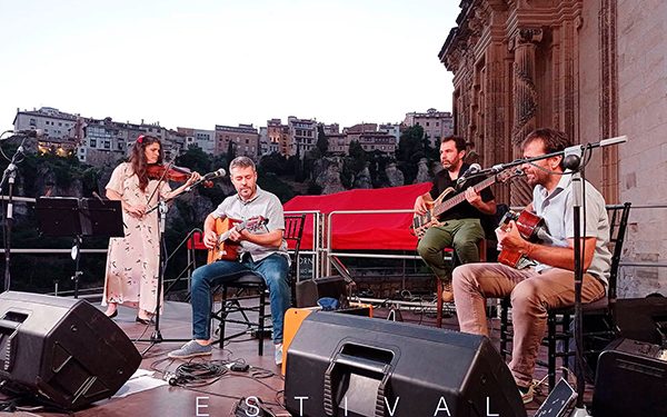 petit swing alza el telon en el escenario solan de cabras de estival cuenca 1