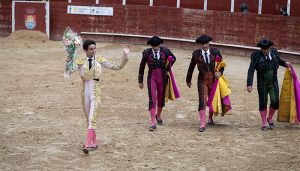 Puerta grande y salida a hombros en La Isla, merecido final tras una tarde de toros pasada por agua