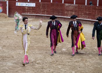Puerta grande y salida a hombros en La Isla, merecido final tras una tarde de toros pasada por agua