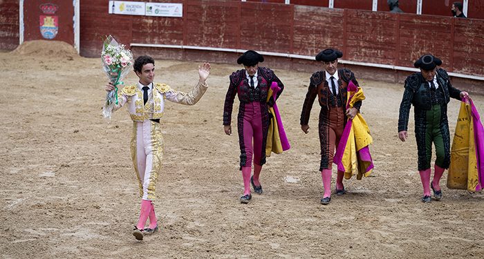 Puerta grande y salida a hombros en La Isla, merecido final tras una tarde de toros pasada por agua