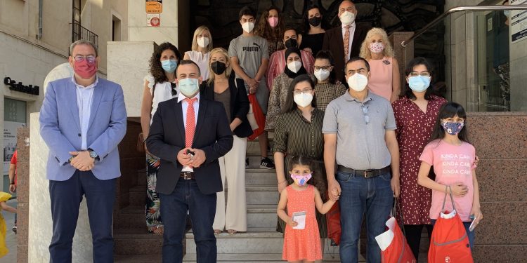 Robles recibe a las personas y entidades de Guadalajara que serán distinguidas por el Gobierno regional